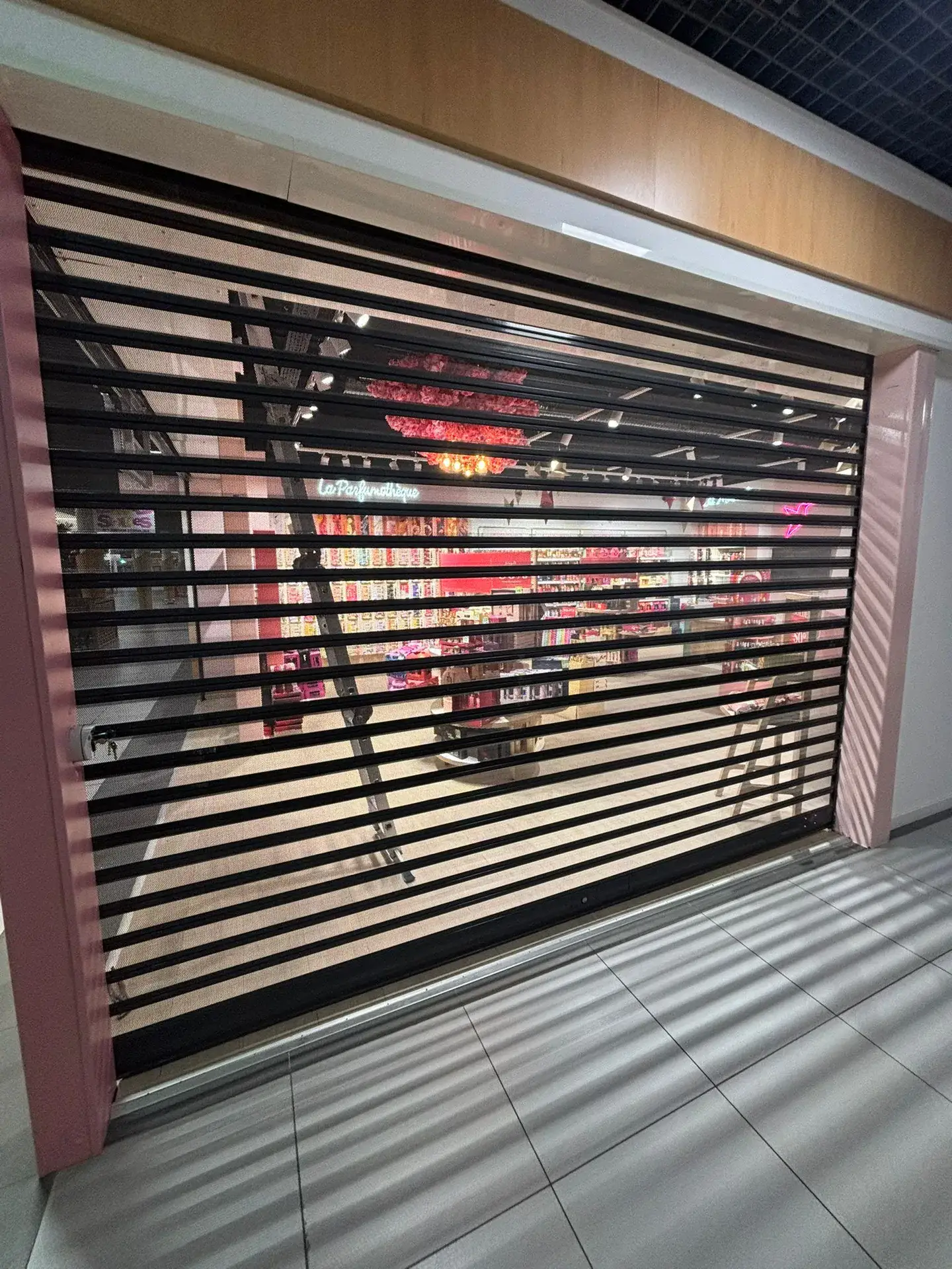 Commerce de proximite rideau metallique